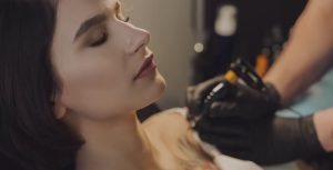 Qué zonas son más sensibles al tatuar y cuándo conviene la anestesia