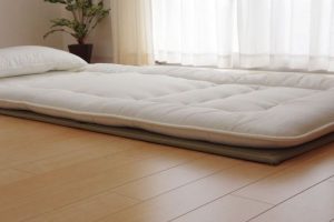 Cómo mejoré mi lumbalgia durmiendo en un futón: mi experiencia