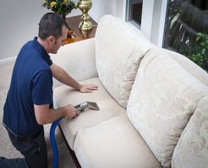Trucos para limpiar un sofá en seco